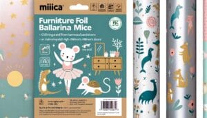 Möbelfolie , Möbelfolie Kinderzimmer, Kinderfreundliche Möbelfolie, Ablösbare Möbelfolie, mica-mica.com, Nachhaltige Möbelfolie, FSC-Zertifizierte Möbelfolie, Möbelfolie Dinosaurier, Möbelfolie Waldtiere, Möbelfolie Hasen Garten, Möbelfolie Abenteuer Straße, Möbelfolie Ballerina Mäuse, Möbelfolie Feuerwehr, Möbelfolie Meerjungfrau, Möbelfolie Herbstwald, DIY Möbelfolie Ideen, Möbelfolie von mica-mica.com